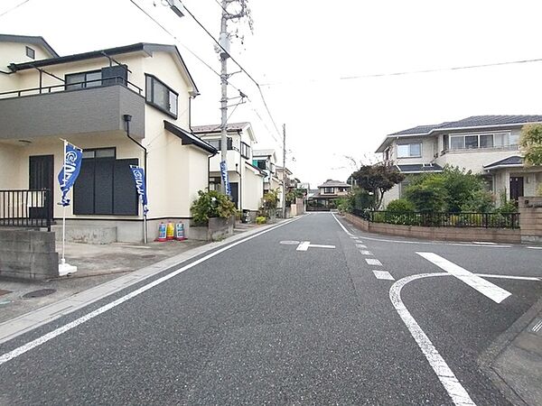 駐車が苦手な方にも嬉しい、前面6ｍ道路に面した住まい。