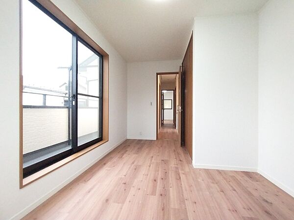 住宅街の2階南向きのお部屋、日当たりはご覧のとおり良好です。