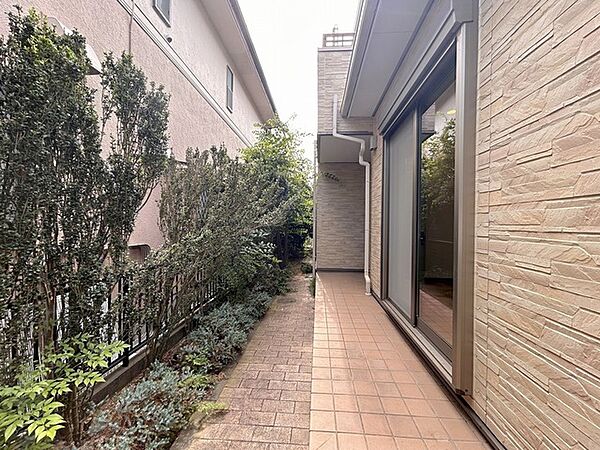 周囲と調和した明るい雰囲気の通路です。風通しもよく、心地よい開放感を感じられる場所です。