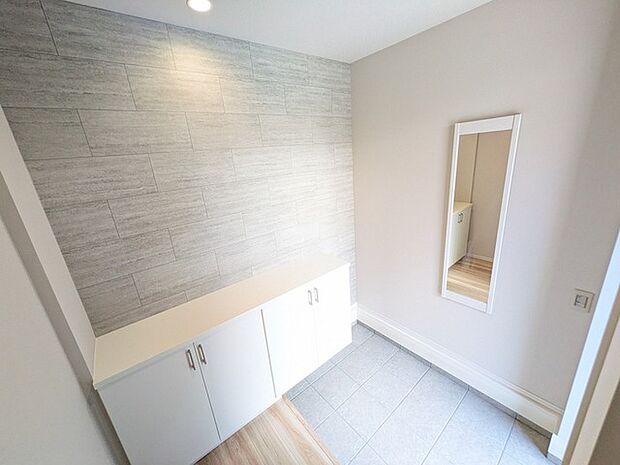 洗練された素材感と淡い色調が調和し、住まいの第一印象を整える品格のある空間です。