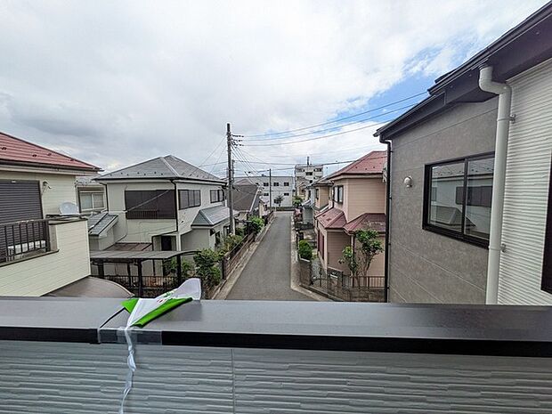 落ち着いた住宅街の風景が広がり、穏やかな日常の気配を感じさせる眺望です。