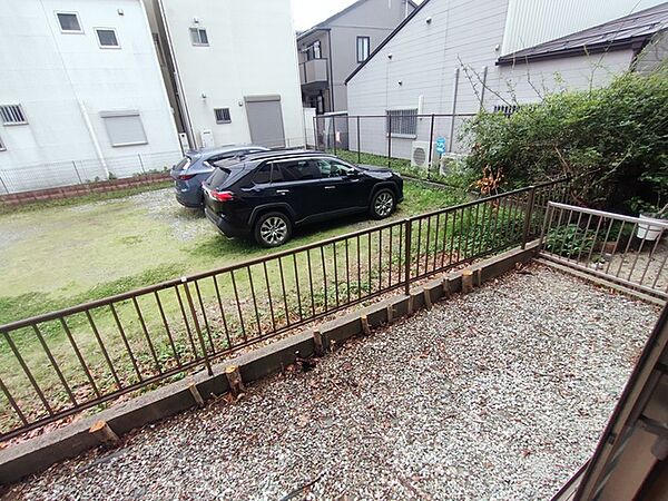 季節のお花を少し楽しむのにちょうどいいサイズのお庭です。