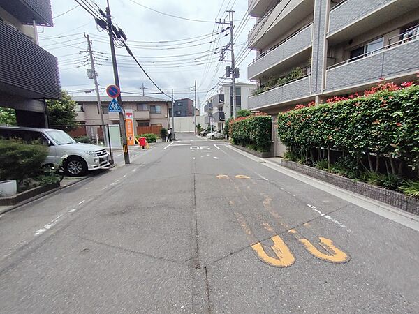駐車が苦手な方にも嬉しい、前面8ｍ道路に面した住まい。