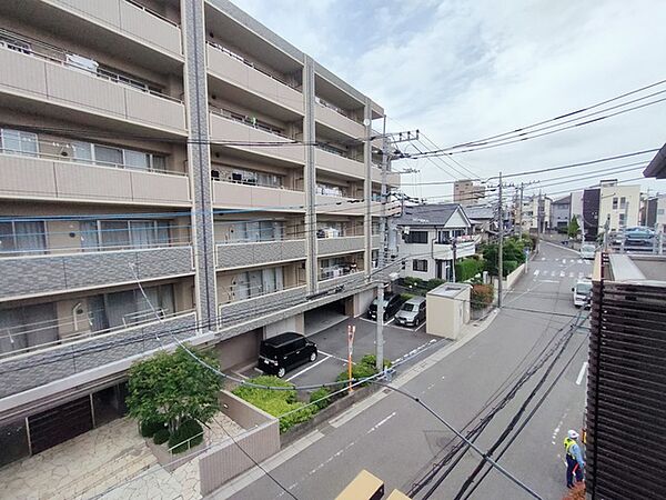 見通しの良い周辺環境で、のびやかな開放感を感じさせるロケーションです。