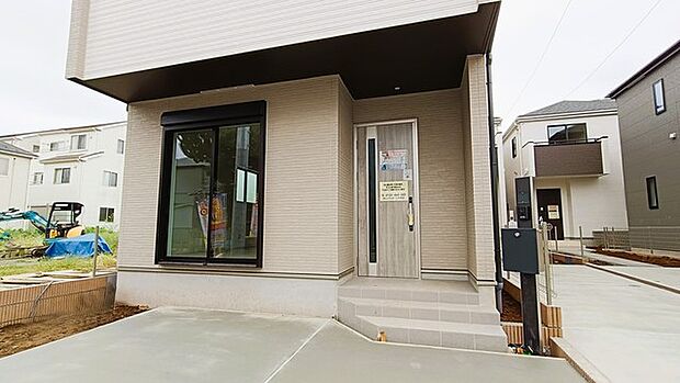 洗練された外観デザインが街並みに調和する、心地よい佇まいを演出する住まいです。