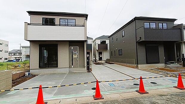 洗練されたデザインが調和する、落ち着いた佇まいの住まいが並ぶ街並み