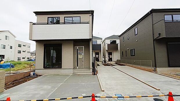 落ち着いた色合いのモダンな外観が街並みに調和する穏やかな佇まいです