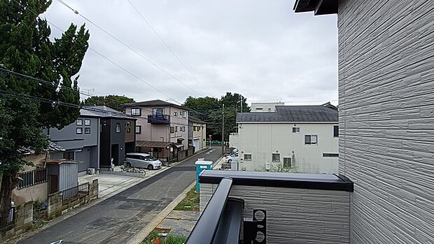 穏やかな空気が流れる落ち着いた街並みを望む心地よい眺望