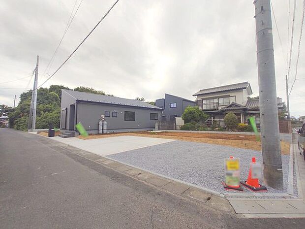 南道路に面し、風通し・日当たりに優れる角地。開放感をお楽しみください。 
