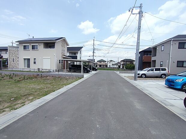 駐車が苦手な方にも嬉しい、前面6ｍ道路に面した住まい。 