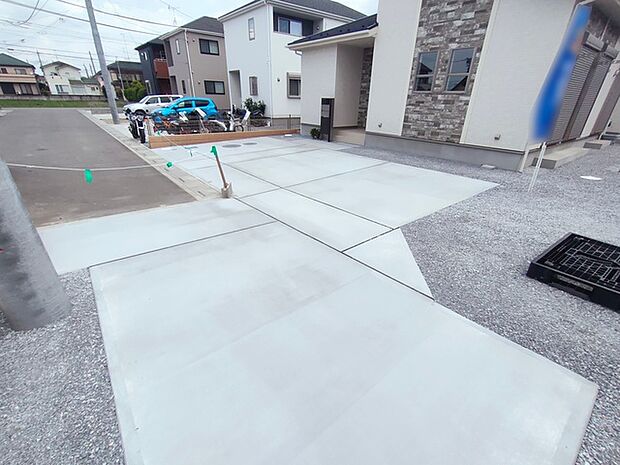 駐車場は停めやすい広さで3台可、家庭菜園も楽しめる。敷地のびのび約77坪。 