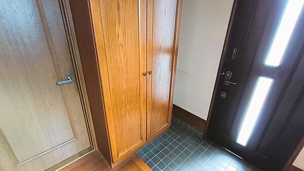 木の温もりを感じる落ち着いた空間が、穏やかな帰宅の時間を優しく迎えてくれます。