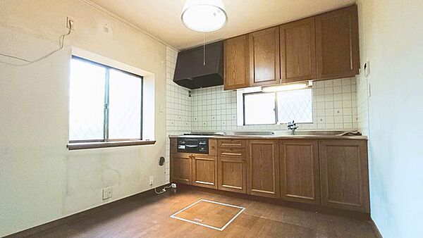 手を伸ばせばそこに収納が。安定した使用感の吊戸棚つきのキッチン空間。