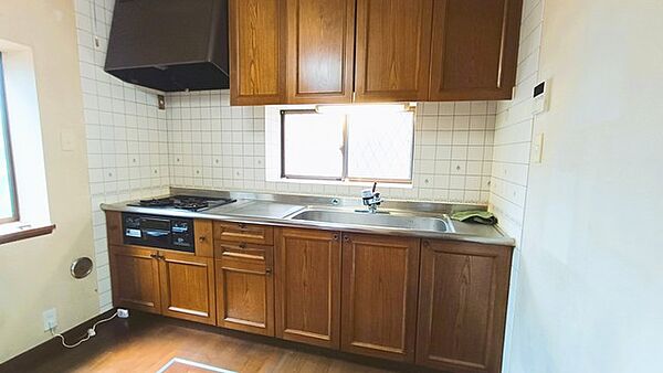 収納たっぷり。調理器具や調味料も出し入れしやすいですね。