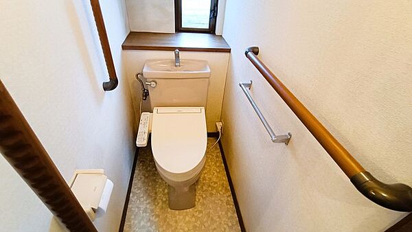 今すぐということはなくとも、いずれはお世話になるお手洗いの手すり付き。もちろんウォシュレットも付いてます。
