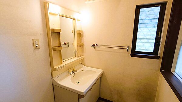 生活用品のレイアウトが見やすい一面鏡タイプの洗面化粧台。