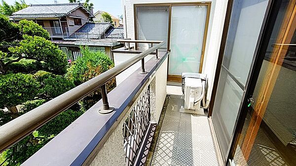 外の緑を間近に感じられる心地よい空間です。穏やかな時間を過ごせる場所として活用できます。