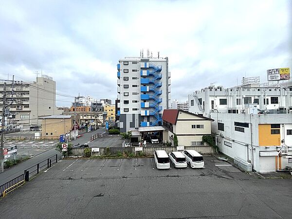 角部屋から広がる眺望は、空を広く感じさせ、街の落ち着いた日常風景を静かに見渡すことができる心地よい開放感をもたらします