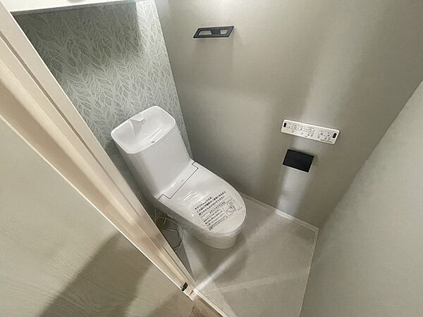落ち着いた色調のアクセントクロスを取り入れ、上品で安らぎを感じさせる空間に整えました。設備も新規に交換済みで、日々の暮らしに心地よい清潔感とゆとりをもたらします