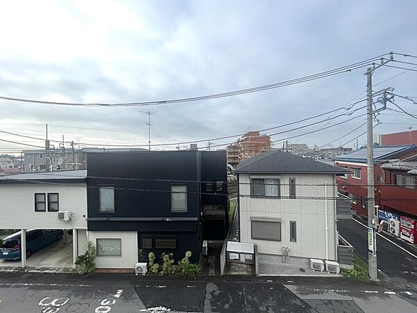 見晴らしのよい高台から、空の広がりを身近に感じられる日常。落ち着いた住宅街の静かな佇まいが、日々の暮らしに穏やかな安らぎをもたらし、住まうほどに心地よい時間が流れる住環境です