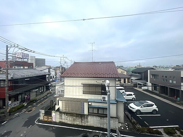 角部屋ならではの開放感ある眺望が広がり、日常の風景を穏やかに見渡せる落ち着いた住環境が魅力です