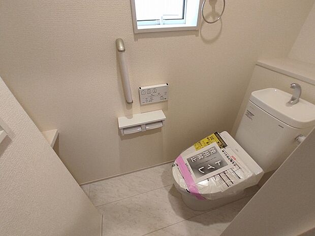ウォシュレット機能付き。憩いの場としてひそかに注目度の高いお手洗いにもご注目ください。
