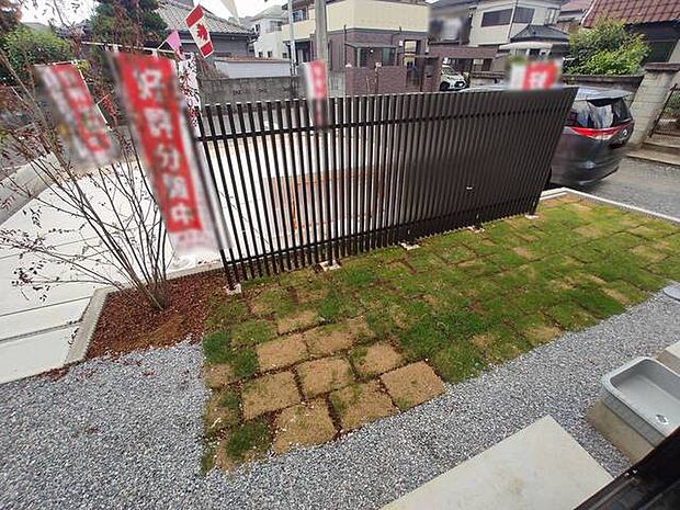 小さなお庭はメンテナンスが楽でちょうど良いかも知れませんね。