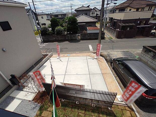 前面の住まいとの距離感があるから、圧迫感を感じません。