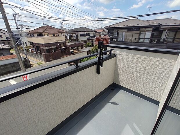 低層住居専用地域ならではのベランダの光景。辺りには高い建物がありません。