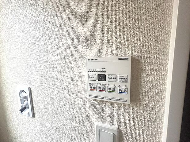 空気もこもらず、いつもクリーンな浴室乾燥機付。