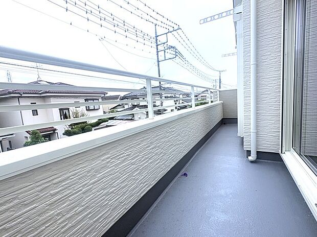 南向きバルコニーでお洗濯ものはいつもカラッと乾きます。 