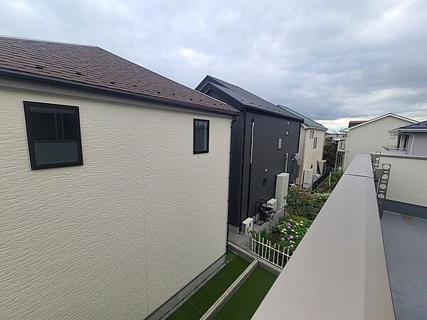 落ち着いた住宅街の静けさを感じながら、穏やかな暮らしを育むことができる住環境です。