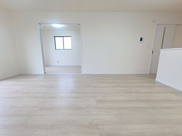 無駄な要素を削ぎ落としたシンプルな内装が、住まい手の感性で彩られる余白を感じさせてくれます。