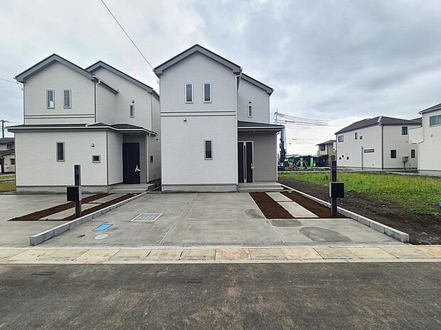 洗練されたフォルムが街並みに馴染み、穏やかな日常の始まりを予感させる佇まいです。