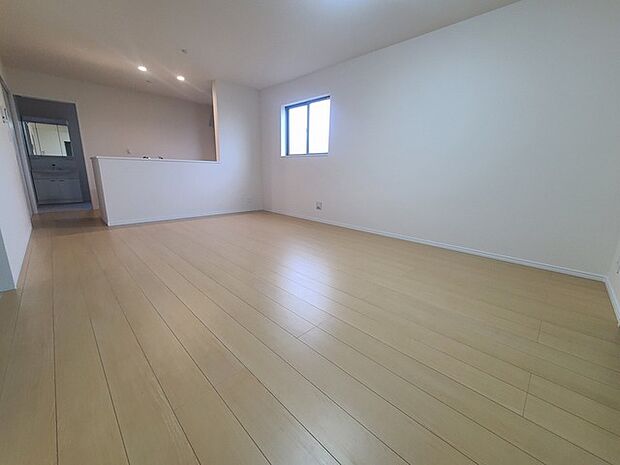 住まう方の感性に寄り添う、無駄を削ぎ落としたシンプルで開放感のある空間が日々の暮らしを整えます。
