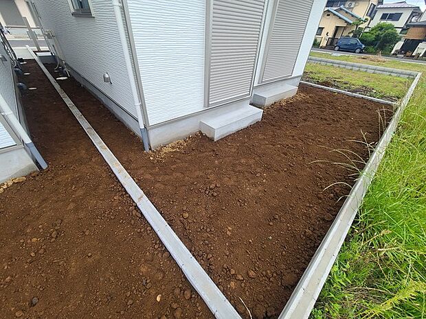 住まいの周りにゆとりある余白が広がり、自分好みの設えを楽しめる落ち着いた空間が広がっています。