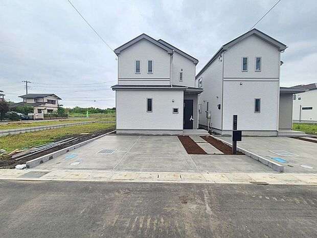 洗練されたシンプルな外観が街並みに調和し、日々の暮らしに静かな安らぎをもたらす住まいです。
