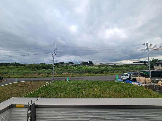 空を広く見渡せる開放的なロケーションで、四季の移ろいを身近に感じながらゆったりとした時間を過ごせます。
