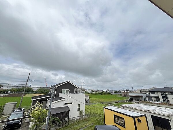 視界を遮るものがない開放的なロケーション。移りゆく季節の彩りを感じながら過ごせます。