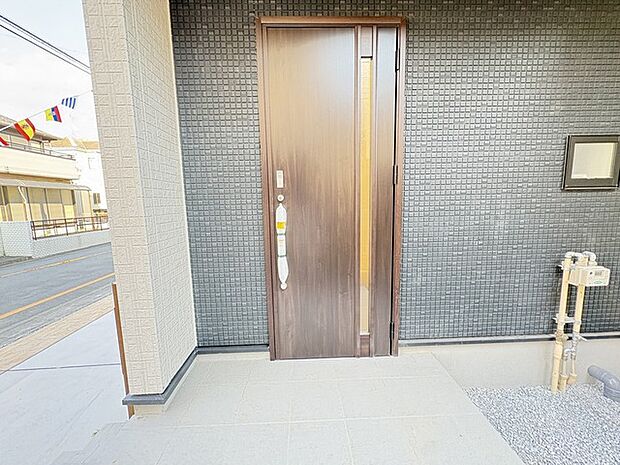 新築の玄関扉。きっと今のお家より重厚感が違います。