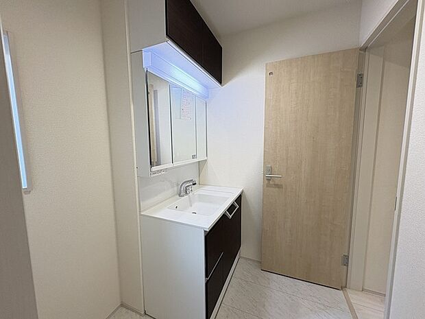たっぷりの収納を設けたシャワー付洗面台で快適な暮らし。