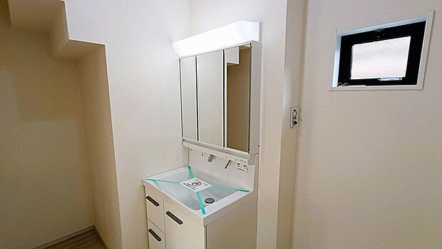 三面鏡にハンドシャワー付き、 使いやすい洗面台。