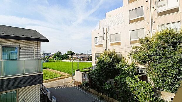 前面の住まいとの距離感があるから、圧迫感を感じません。