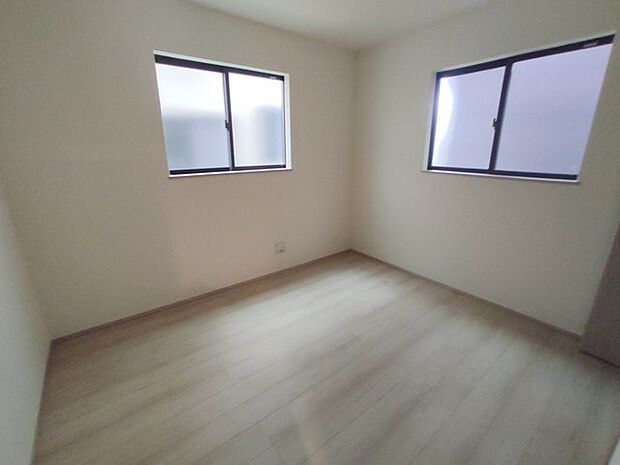 今からここを誰のお部屋にしようか、そんな洋室。
