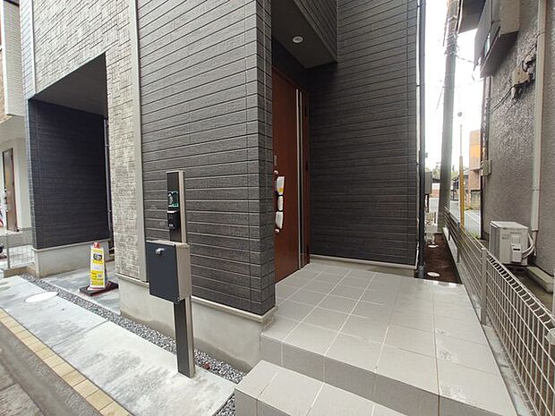 ポーチのついた新築分譲物件。玄関の印象はいかがでしょうか?入口からご覧ください。