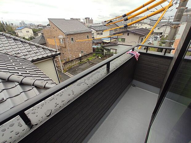 あたりには住宅を中心とした建物が広がります。