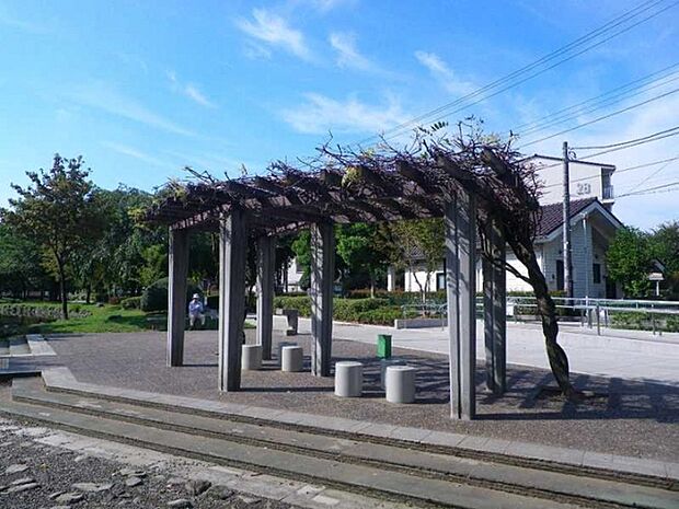 稲荷東緑地公園（310m）