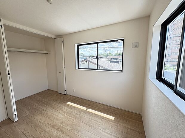 住宅街の2階南向きのお部屋、日当たりはご覧のとおり良好です。