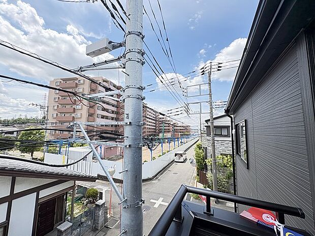 前面の住まいとの距離感があるから、圧迫感を感じません。