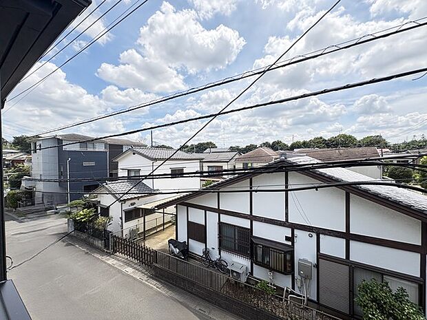 あたりには住宅を中心とした建物が広がります。